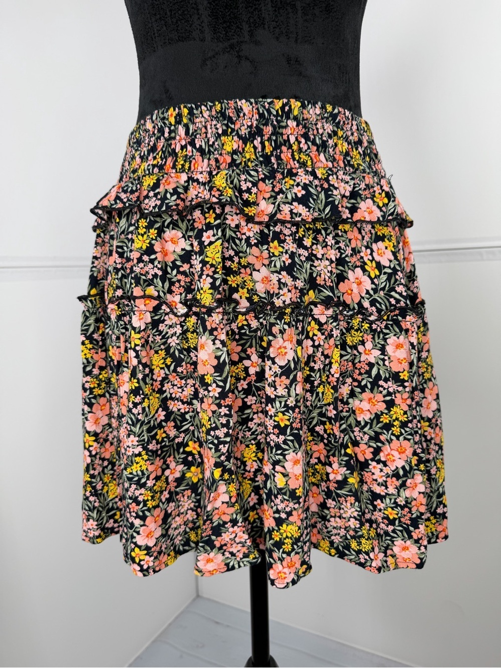 American Eagle Floral Smocked Tiered Mini Skirt Black Pink Size XS